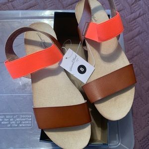 Brown/bright pink sandals